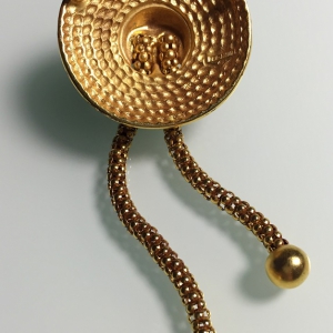 Винтажная брошь от "Ben-Amun" в форме шляпки с кисточками