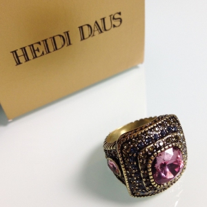 Кольцо от "Heidi Daus" с кристаллами нежно-аметистового цвета, размер 8 USA