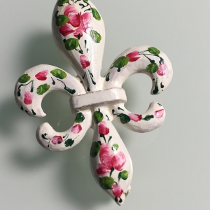 Геральдическая брошь "Fleur de lis" от "Jeanne" с цветочным принтом