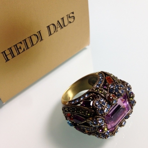 Кольцо от "Heidi Daus" с кристаллом аметистового цвета прямоугольной огранки