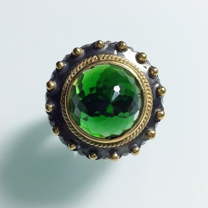 Кольцо-перстень с синтетическим изумрудом. Серебро 925 пробы, р. 18-18,5 RUS