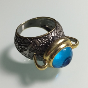 Кольцо в османском стиле в форме амфоры с голубым топазом. Серебро 925 пробы, р. 18 RUS