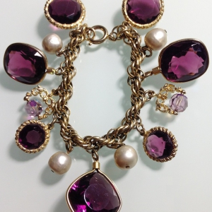 Винтажный чарм-браслет от "Germany" с чармами пурпурного цвета и барочным жемчугом