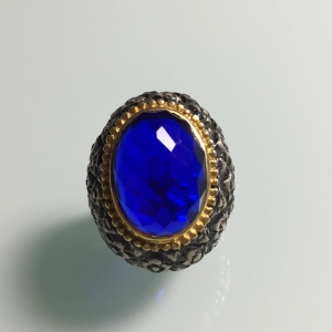 Кольцо-перстень в османском стиле с синтетическим сапфиром. Серебро 925 пробы, р. 18 RUS