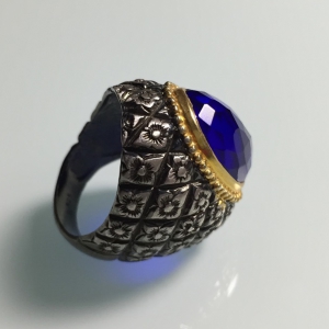Кольцо-перстень в османском стиле с синтетическим сапфиром. Серебро 925 пробы, р. 18 RUS