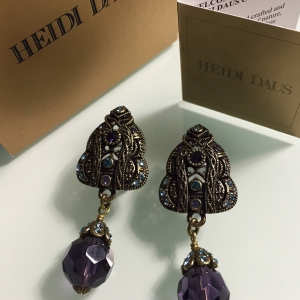 Cерьги от "Heidi Daus" с кристаллами Swarovski пурпурного, аметистового и голубого цвета