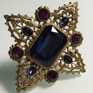 Винтажная брошь от "1928 Jewelry" в форме креста с австрийскими кристаллами