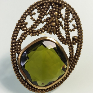 Винтажная брошь от "Accessocraft" с кристаллом оливкового цвета
