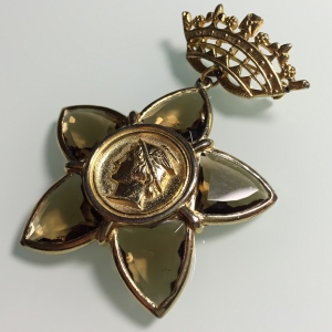 Винтажная брошь от "Accessocraft" в форме звезды с короной