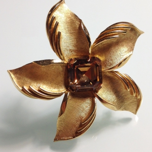Винтажная брошь от "Trifari" в форме цветка