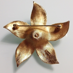 Винтажная брошь от "Trifari" в форме цветка