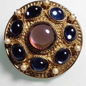 Винтажная брошь в византийском стиле с кабошонами в стиле "Gripoix" и жемчугом