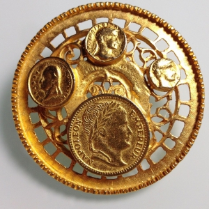 Винтажная брошь от "Coro" с монетами