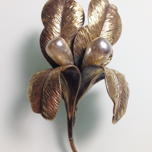 Винтажная брошь от "Hobe" в форме цветка Ириса с барочным жемчугом