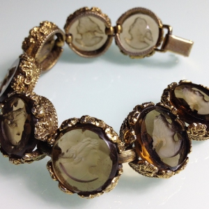 Винтажный браслет от "Goldette" с камеями (Intaglio) в стекле цвета дымчатого топаза