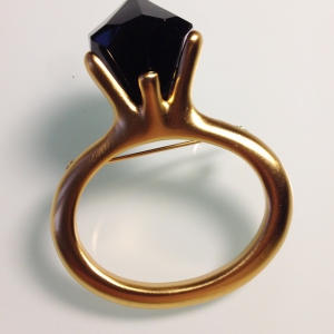 Винтажная брошь от "Anne Klein" в форме кольца с "бриллиантом"