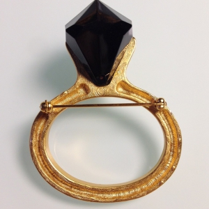 Винтажная брошь от "Anne Klein" в форме кольца с "бриллиантом"