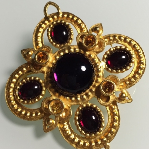 Винтажная брошь от "Dauplaise" в форме креста в византийском стиле с кабошонами и кристаллами