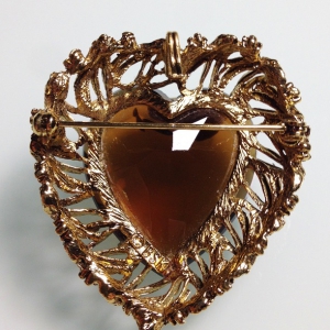 Винтажная брошь от "BSK" с кристаллом в форме сердца