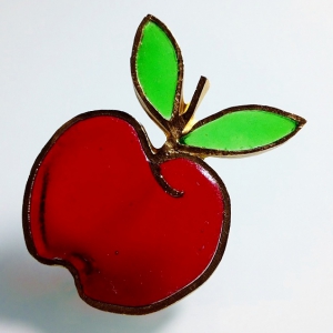 Винтажная брошь-витраж от Joy в форме яблочка