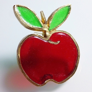 Винтажная брошь-витраж от Joy в форме яблочка