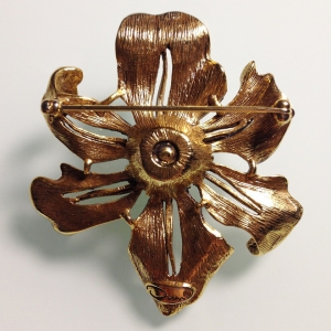 Винтажная брошь от "Oscar de la Renta" в форме цветка с искусственным жемчугом