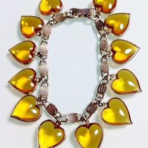 Винтажный чарм-браслет от "Warner" с чармами в форме сердец янтарного цвета