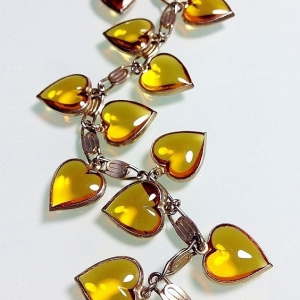 Винтажный чарм-браслет от "Warner" с чармами в форме сердец янтарного цвета
