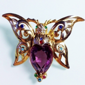 Винтажная брошь в форме бабочки с кристаллом аметистового цвета