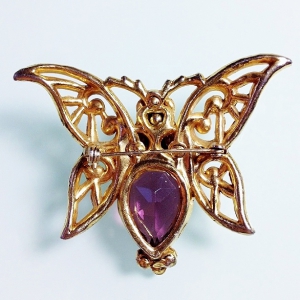 Винтажная брошь в форме бабочки с кристаллом аметистового цвета