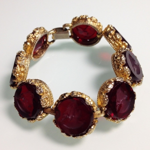 Винтажный браслет от "Goldette" с камеями (Intaglio) рубинового цвета