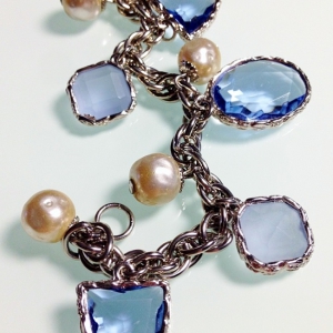 Винтажный чарм-браслет от "Germany" с чармами небесно-голубого цвета и барочным жемчугом