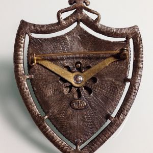 Винтажная брошь от "Weiss" в форме гербового щита