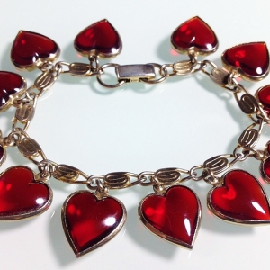 Винтажный чарм-браслет от "Warner" с чармами в форме сердец красного цвета