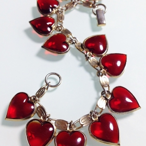 Винтажный чарм-браслет от "Warner" с чармами в форме сердец красного цвета