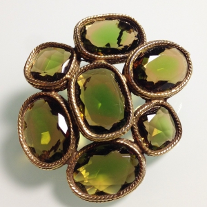 Винтажная брошь от "Accessocraft" с кристаллами оливкового цвета