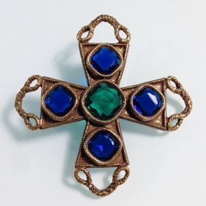 Винтажная брошь от "Accessocraft" в форме креста с кристаллами изумрудного и сапфирового цвета
