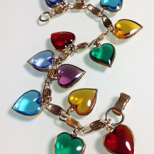 Винтажный чарм-браслет от "Warner" с многоцветными чармами в форме сердец