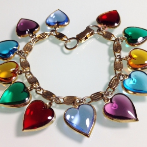 Винтажный чарм-браслет от "Warner" с многоцветными чармами в форме сердец