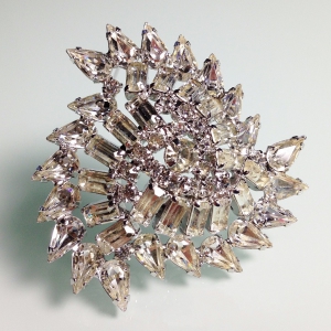Винтажная брошь от Kramer с австрийскими кристаллами прозрачного цвета