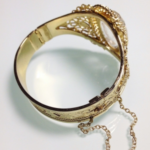 Винтажный браслет-клампер от "Whiting & Davis" с камеей в стекле (Intaglio)