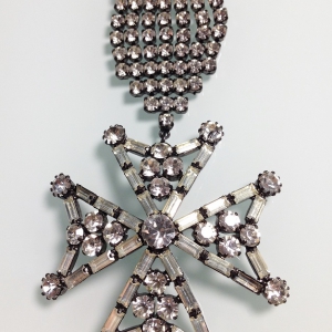 Винтажная брошь от "Butler & Wilson" в форме Мальтийского креста с австрийскими кристаллами