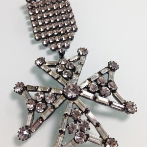 Винтажная брошь от "Butler & Wilson" в форме Мальтийского креста с австрийскими кристаллами