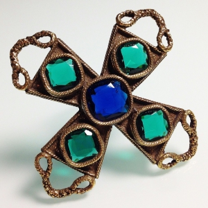 Винтажная брошь от Accessocraft в форме креста с кристаллами сапфирового и изумрудного цвета