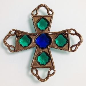 Винтажная брошь от Accessocraft в форме креста с кристаллами сапфирового и изумрудного цвета