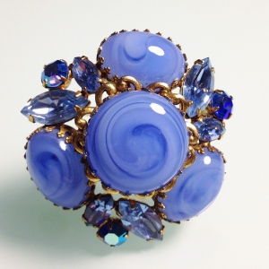 Винтажная брошь от "Regency"  с кабошонами и австрийскими кристаллами голубого цвета
