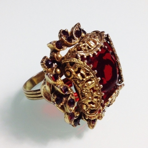Винтажное кольцо от "Florenza" с кристаллами рубинового цвета
