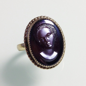 Винтажное кольцо от "Whiting & Davis" с камеей из гематита