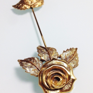 Винтажная брошь-булавка от "Tortolani" в форме розы