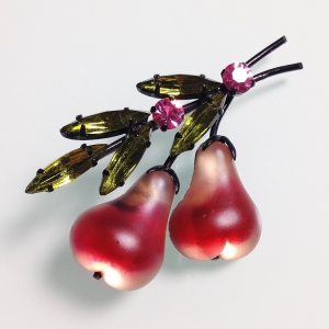 Винтажная брошь от "Austria" в форме ветви с грушами розово-персикового цвета